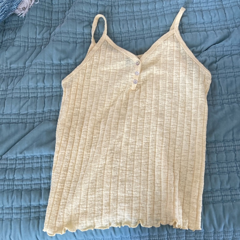 Yellow button tank top! ⭐️